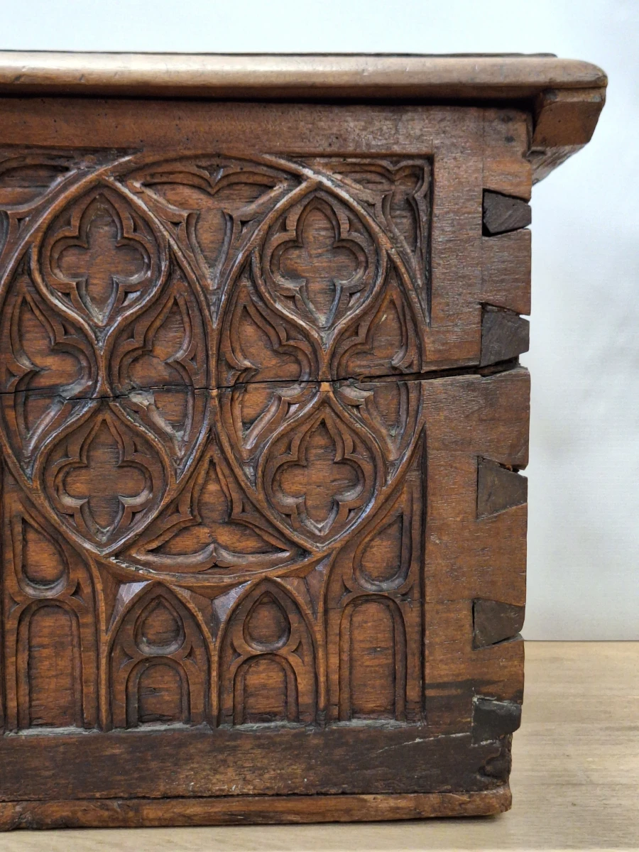 Antiek-look neogotische houten kist - rijk gesneden Gothic Revival decor - foto 13
