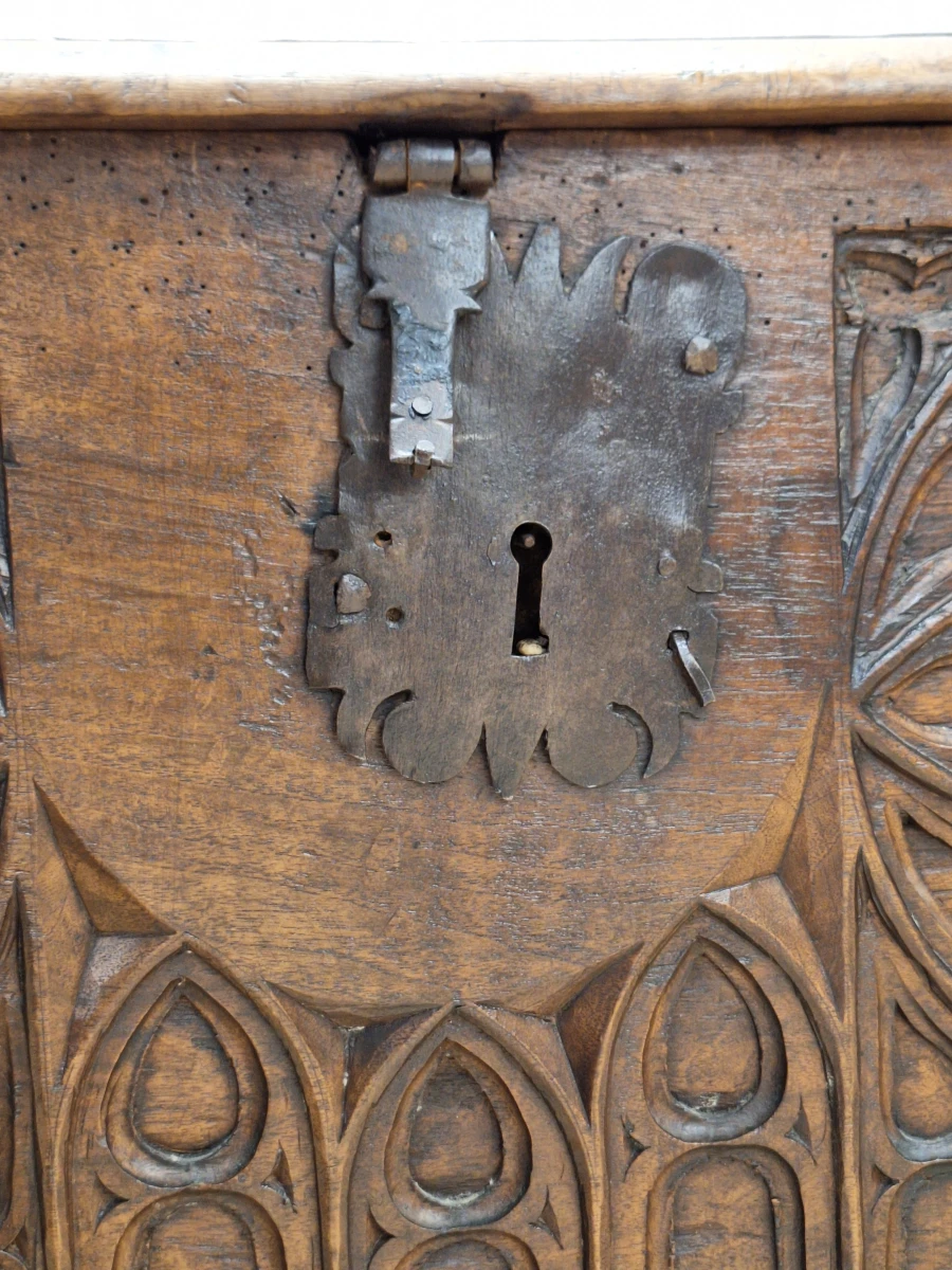 Antiek-look neogotische houten kist - rijk gesneden Gothic Revival decor - foto 12