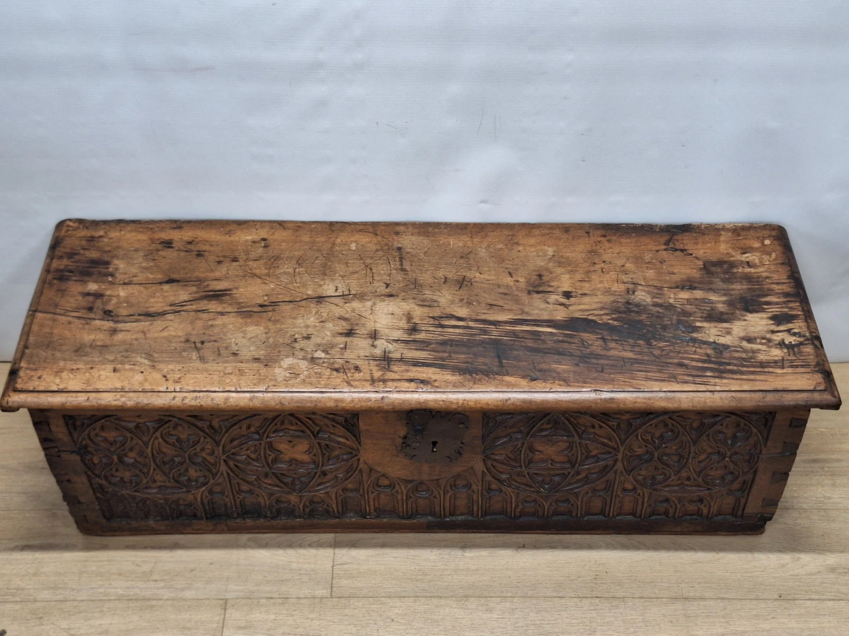 Antiek-look neogotische houten kist - rijk gesneden Gothic Revival decor - foto 14
