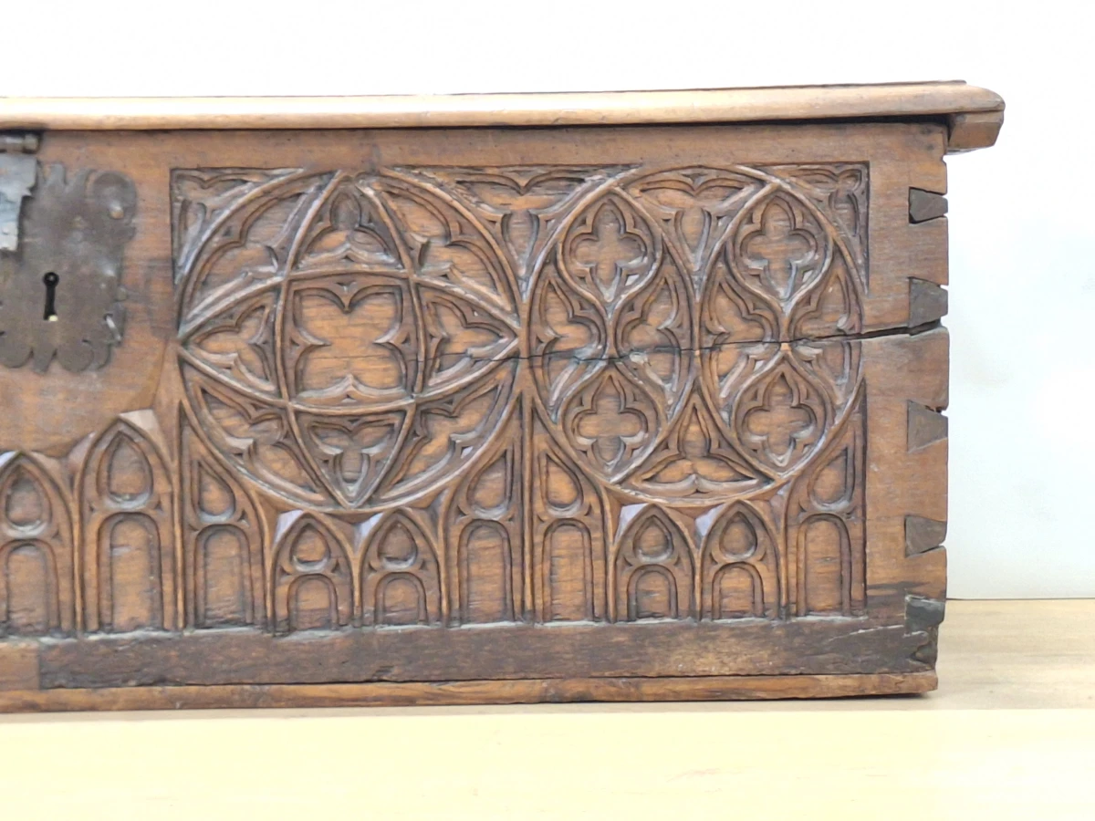 Antiek-look neogotische houten kist - rijk gesneden Gothic Revival decor - foto 4