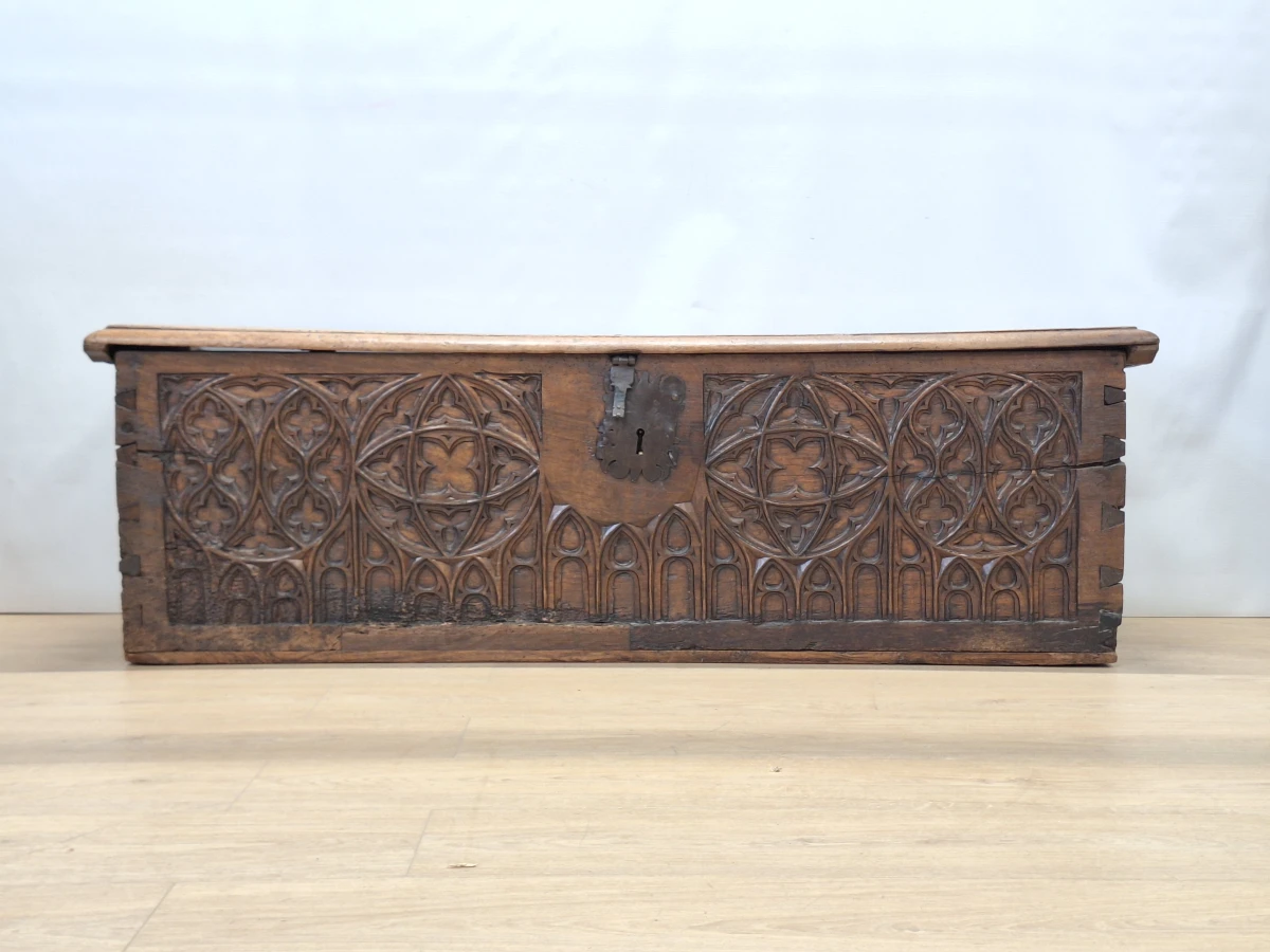 Antiek-look neogotische houten kist - rijk gesneden Gothic Revival decor - foto 2