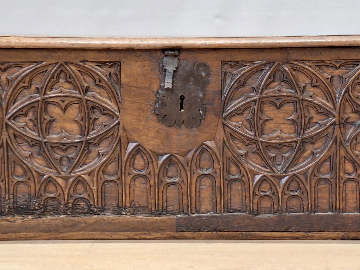 Antiek-look neogotische houten kist - rijk gesneden Gothic Revival decor - foto 3
