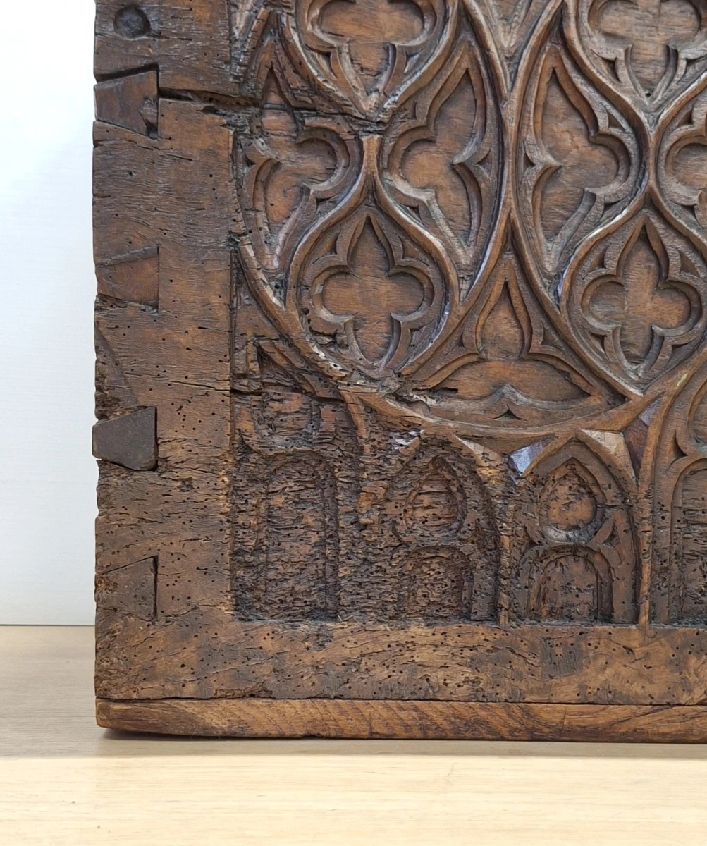Antiek-look neogotische houten kist - rijk gesneden Gothic Revival decor - foto 7