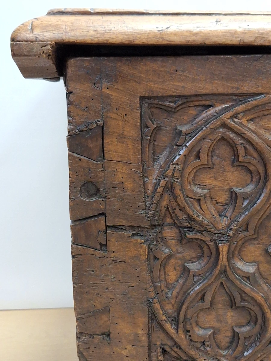 Antiek-look neogotische houten kist - rijk gesneden Gothic Revival decor - foto 6