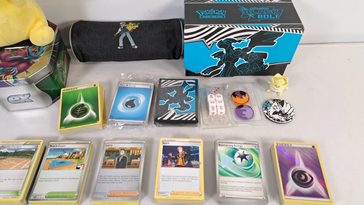 Grote Pokémon-verzameling met kaarten, Pikachu en accessoires - foto 2