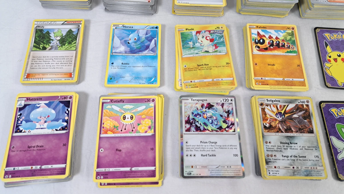 Grote Pokémon TCG-verzameling met kaarten en accessoires - foto 5