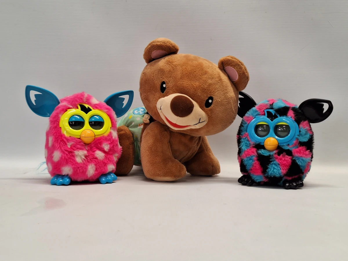 Set van 2 vintage Hasbro Furby Boom interactieve knuffels en 1 VTech Kruip en Leer Babybeer - foto 2