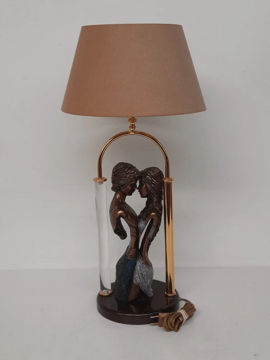 Klassieke Romantische Sculptuur Tafellamp – Verliefd Koppel in Bronzelook