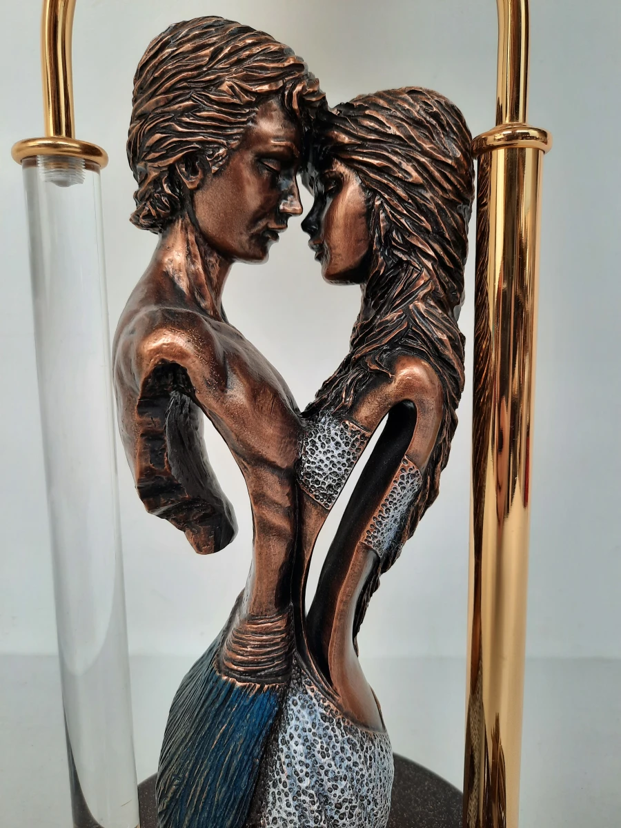 Klassieke Romantische Sculptuur Tafellamp – Verliefd Koppel in Bronzelook