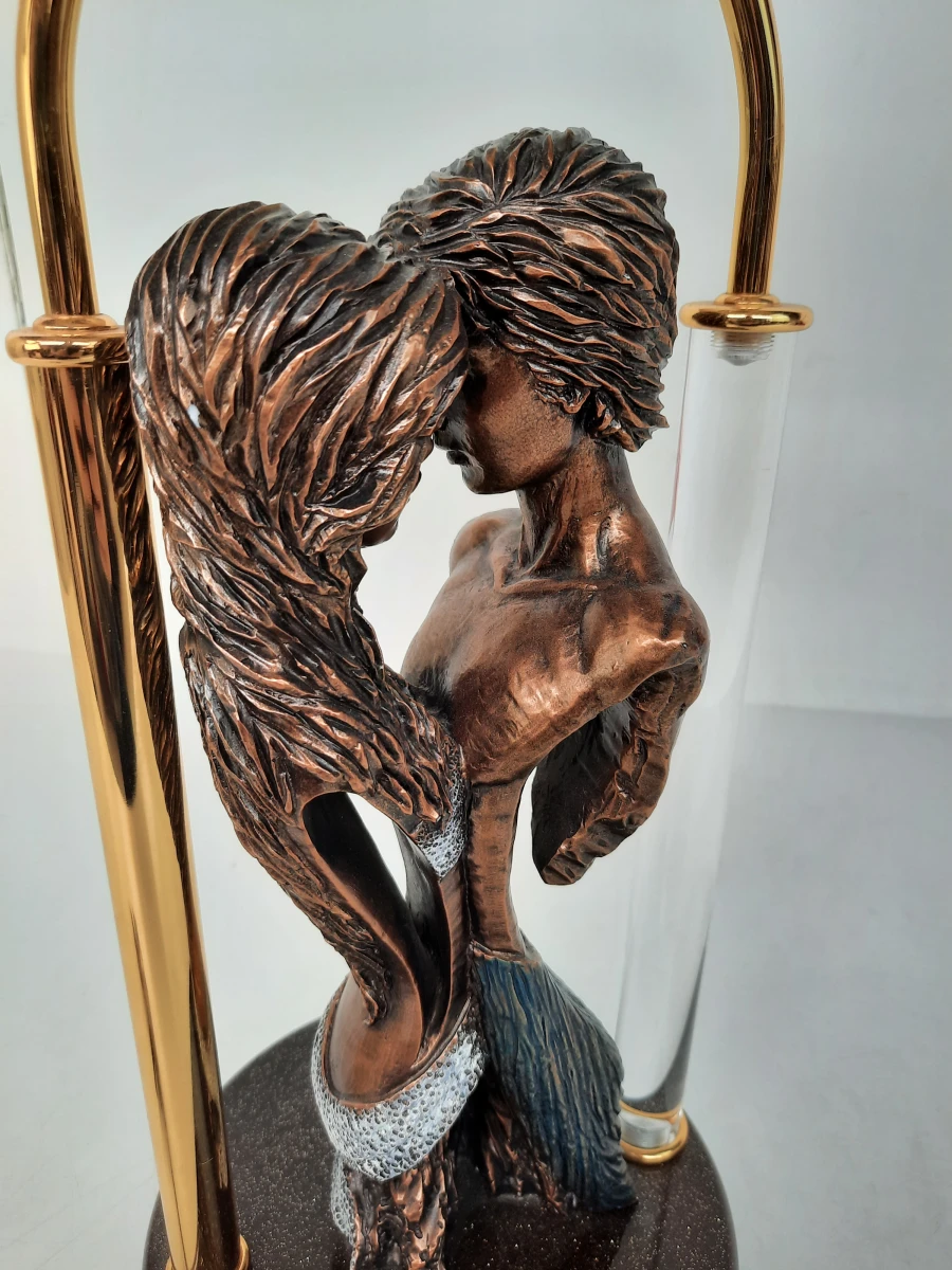 Klassieke Romantische Sculptuur Tafellamp – Verliefd Koppel in Bronzelook
