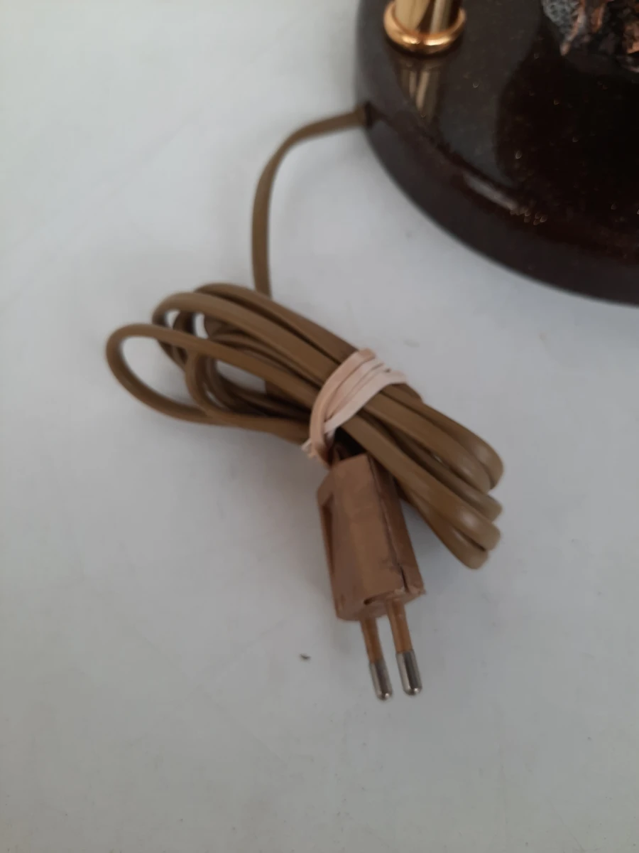 Klassieke Romantische Sculptuur Tafellamp – Verliefd Koppel in Bronzelook