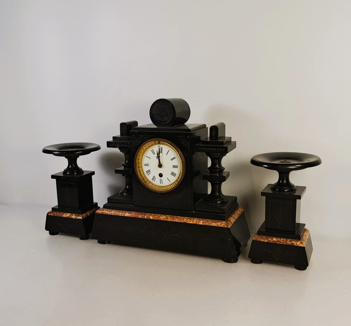 Franse Napoleon III pendule met twee tazza’s, ca. 1880 - foto 2
