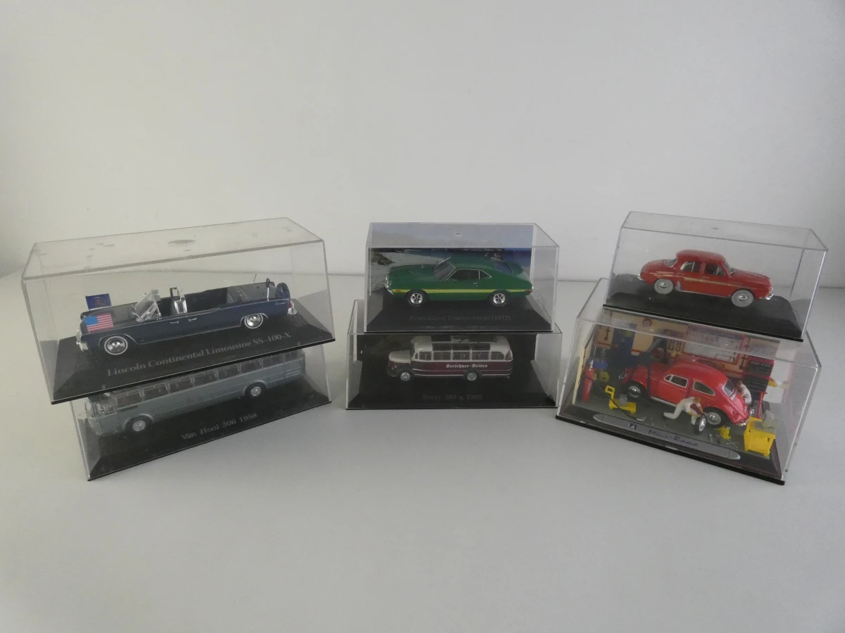 Verzameling schaalmodellen – klassieke auto’s, bussen en Volkswagen-diorama - foto 1