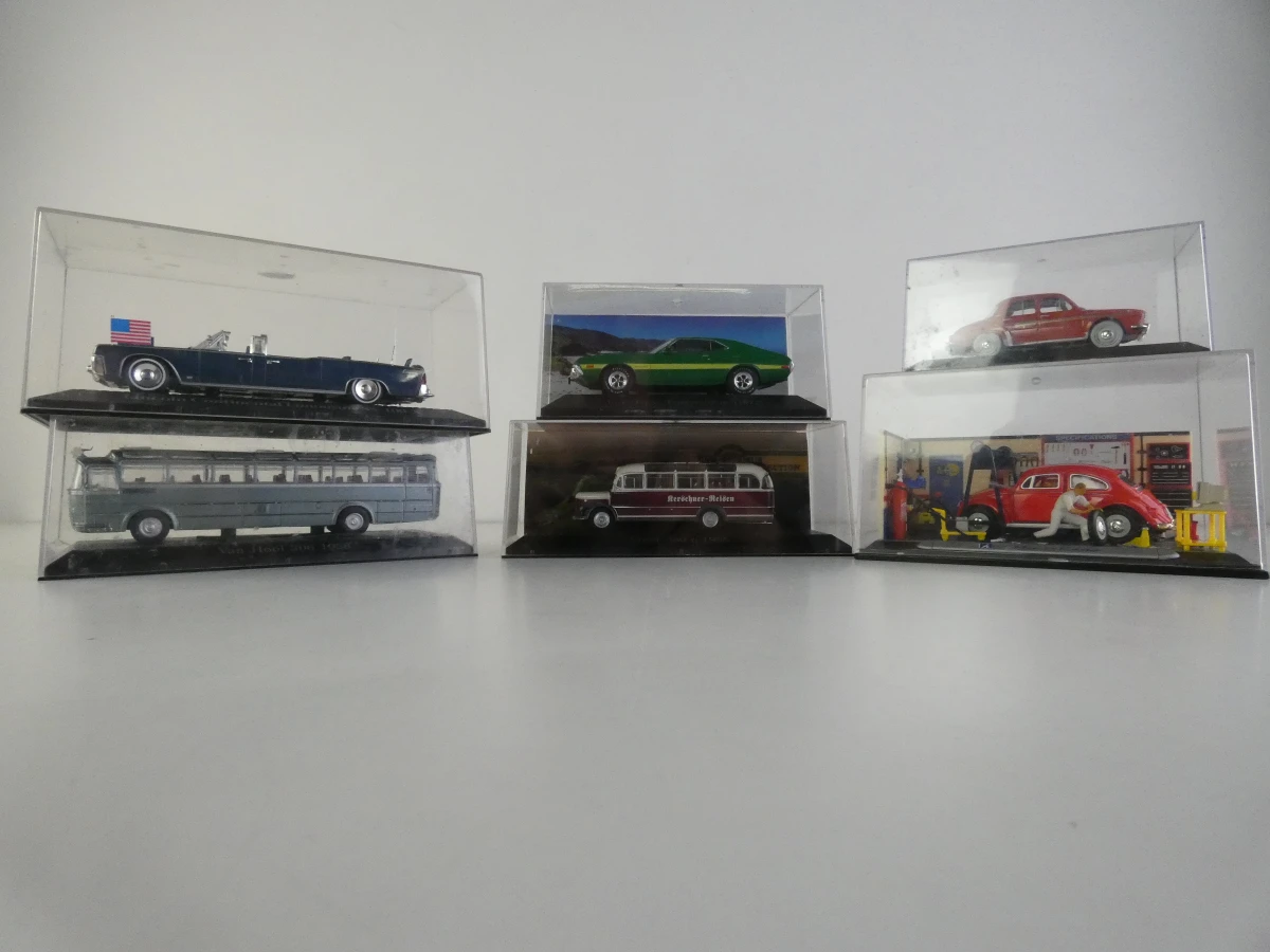 Verzameling schaalmodellen – klassieke auto’s, bussen en Volkswagen-diorama - foto 2