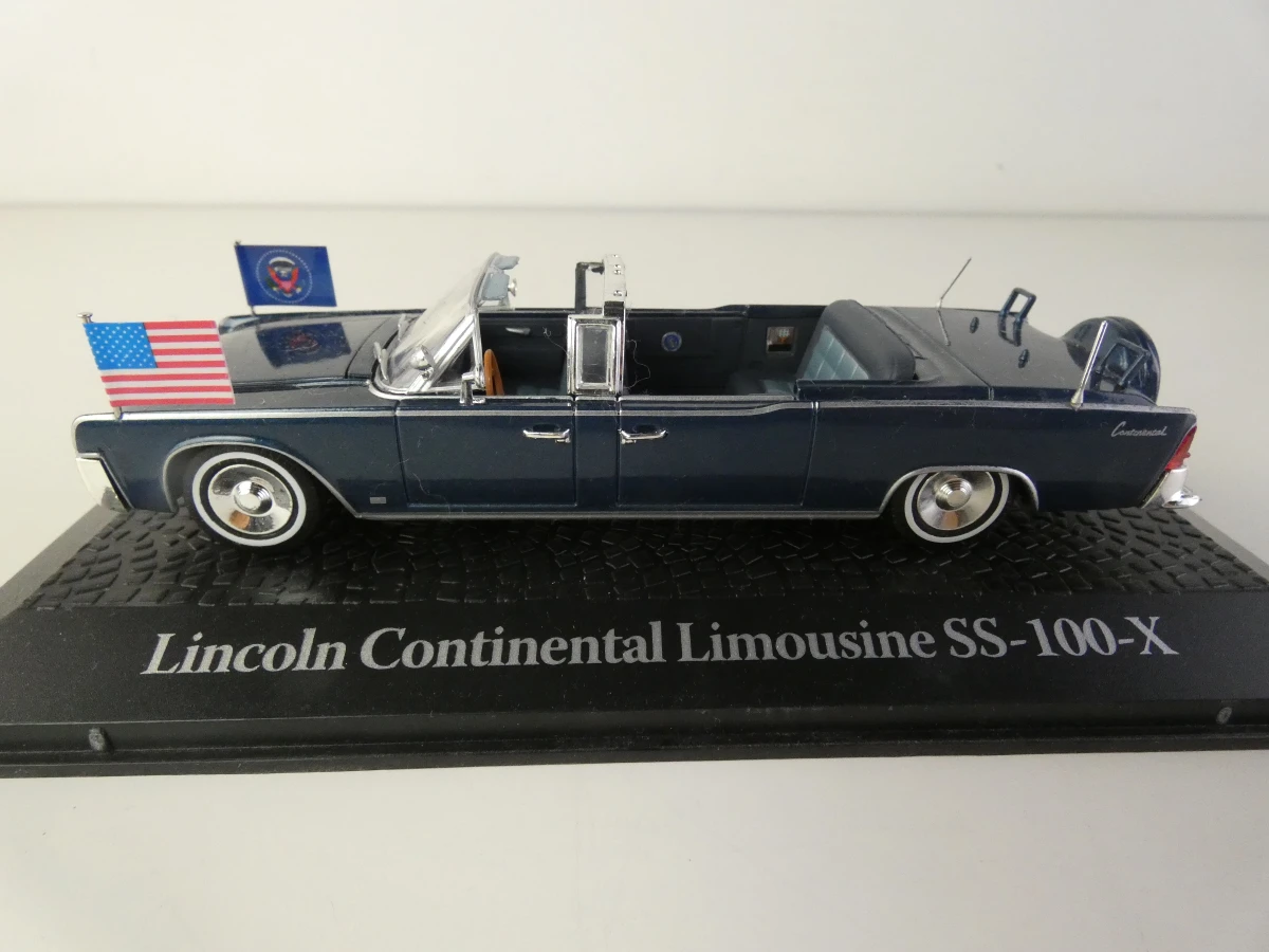 Verzameling schaalmodellen – klassieke auto’s, bussen en Volkswagen-diorama - foto 3