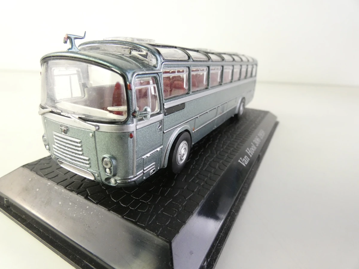 Verzameling schaalmodellen – klassieke auto’s, bussen en Volkswagen-diorama - foto 7