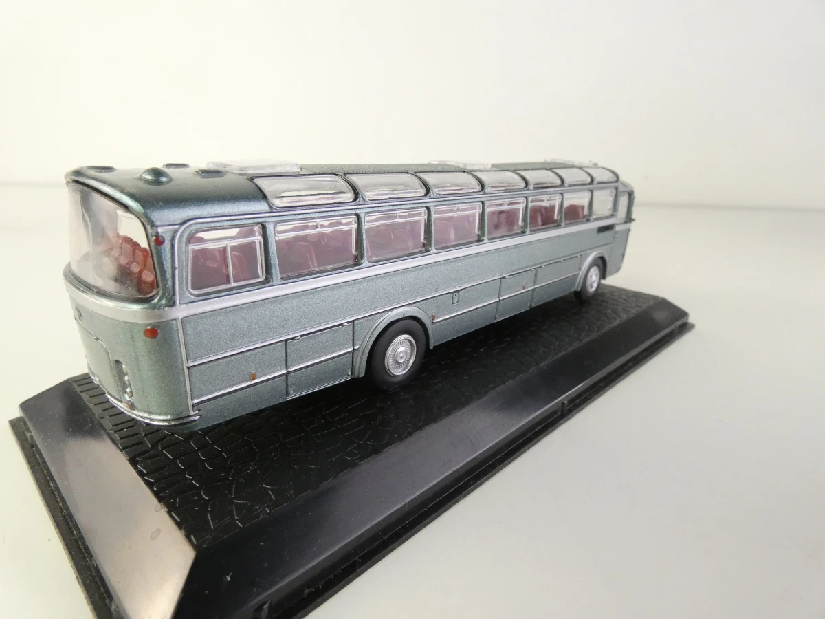 Verzameling schaalmodellen – klassieke auto’s, bussen en Volkswagen-diorama - foto 8