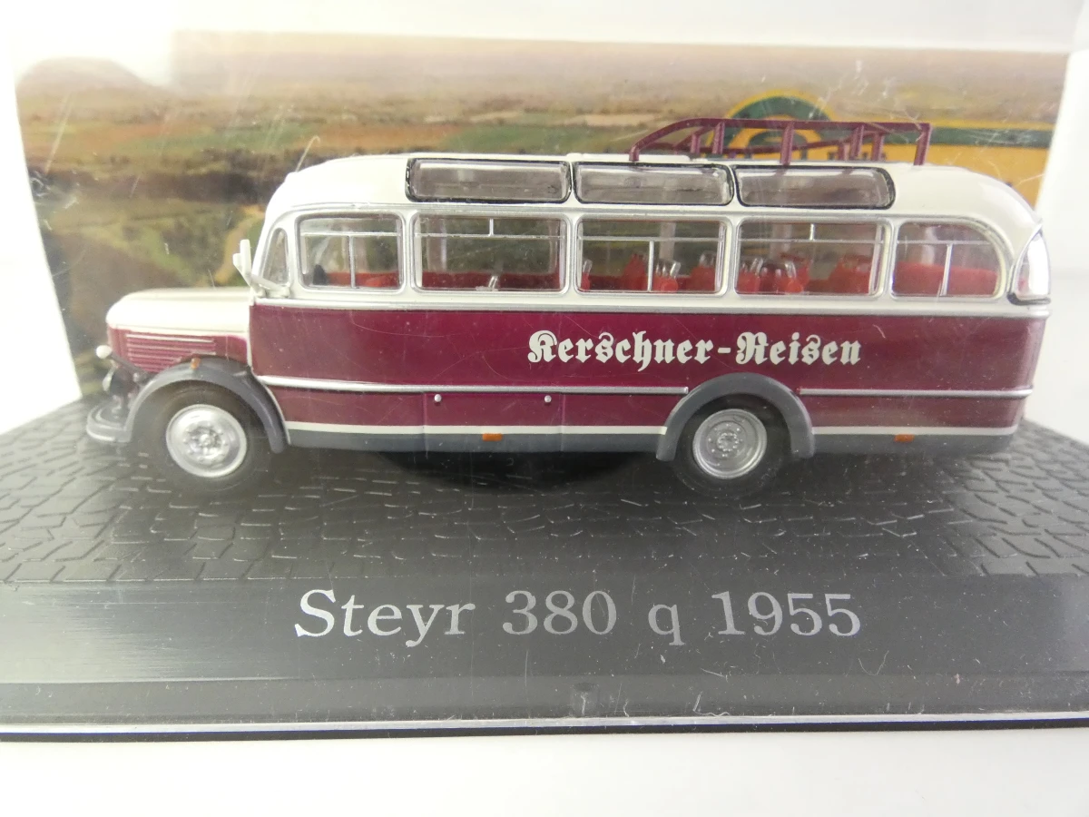 Verzameling schaalmodellen – klassieke auto’s, bussen en Volkswagen-diorama - foto 15