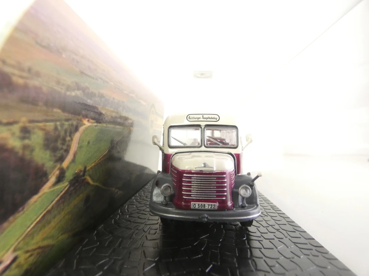 Verzameling schaalmodellen – klassieke auto’s, bussen en Volkswagen-diorama - foto 16