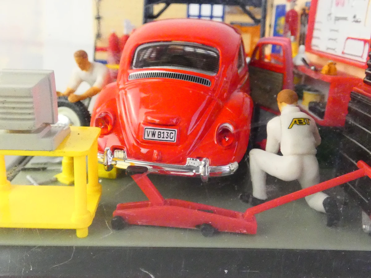 Verzameling schaalmodellen – klassieke auto’s, bussen en Volkswagen-diorama - foto 25