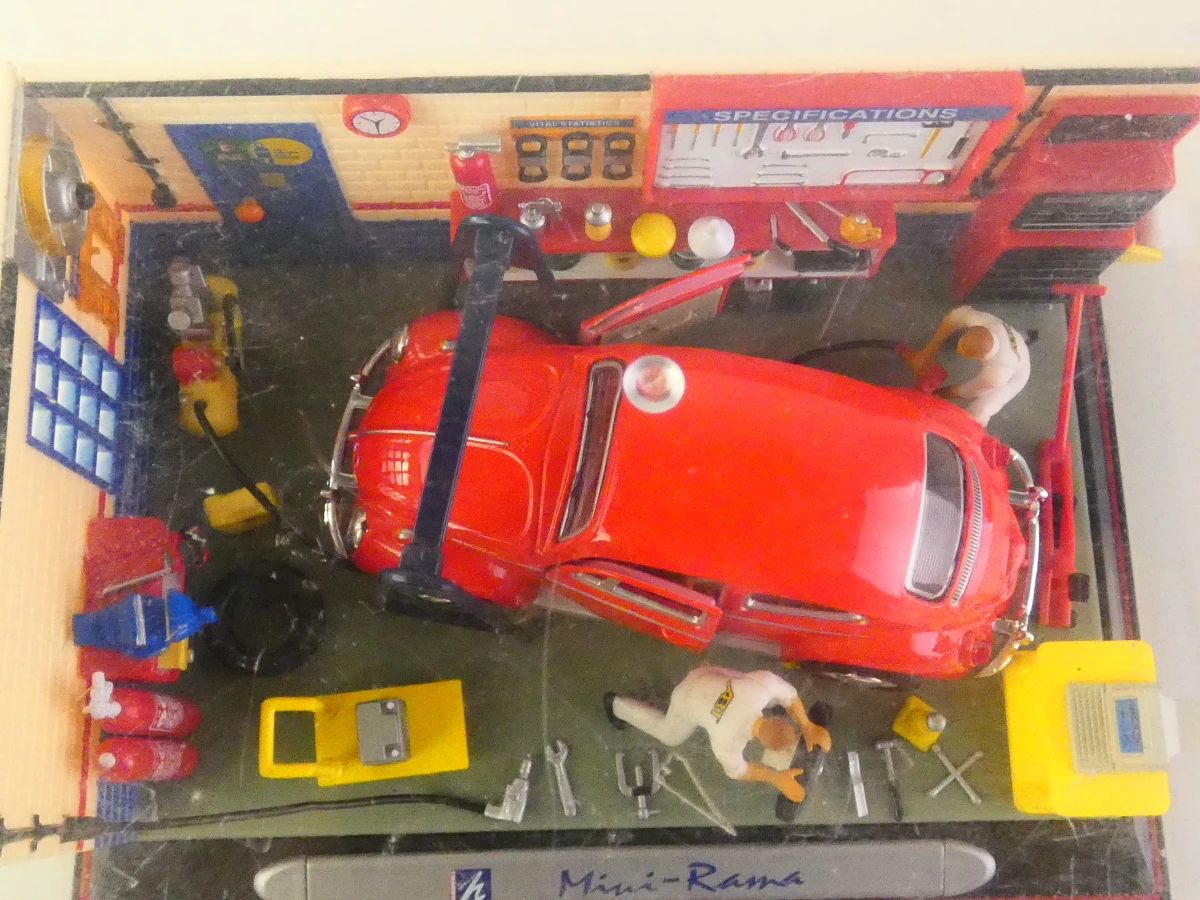 Verzameling schaalmodellen – klassieke auto’s, bussen en Volkswagen-diorama - foto 27