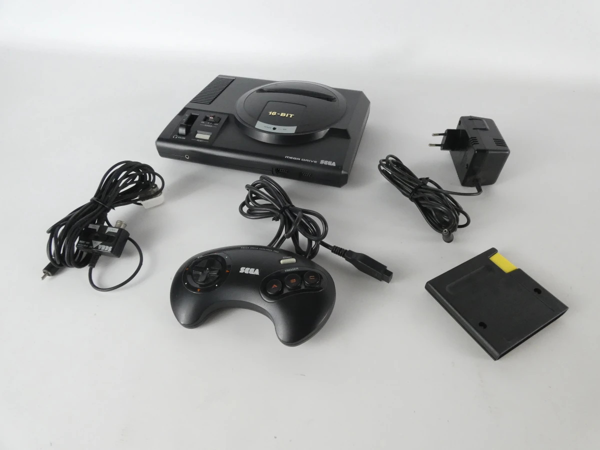 Sega Mega Drive 16-Bit – console met controller, kabels en gamecartridge – kavel bij De Kringwinkel, Heverlee