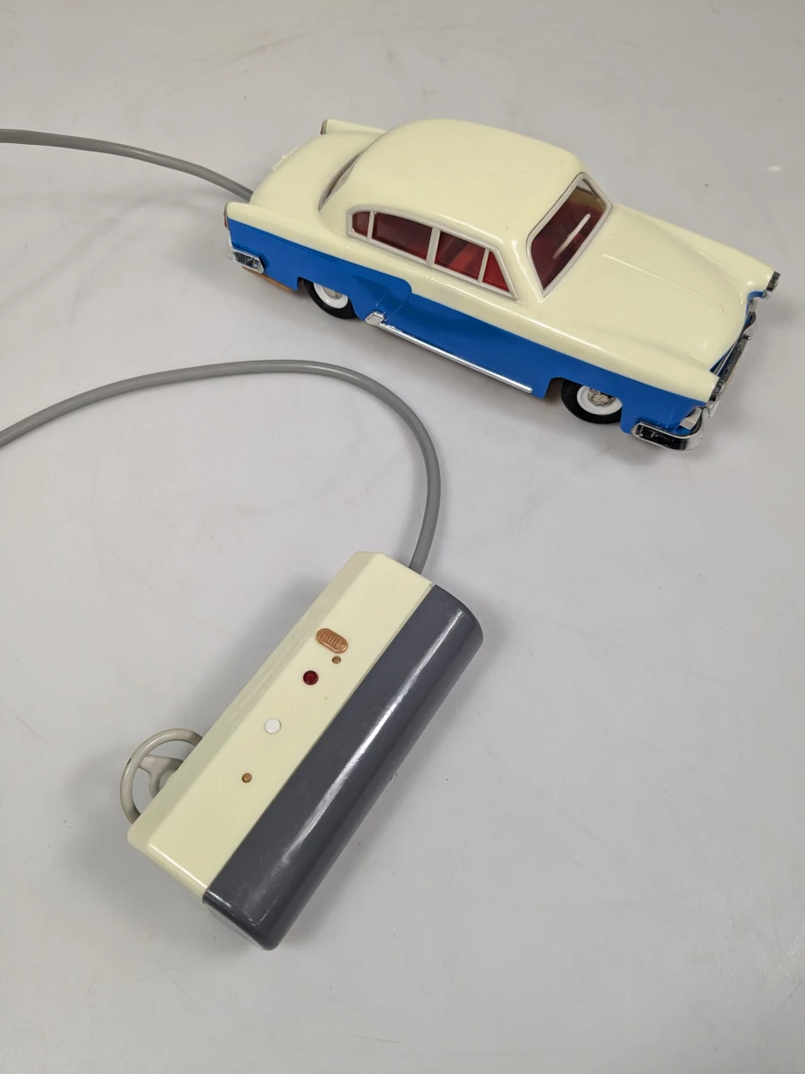 Vintage elektrisch speelgoedautootje met afstandsbediening – jaren ’60/’70 - foto 4