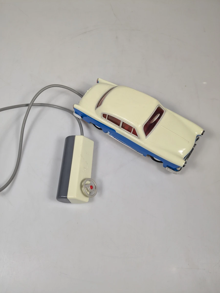 Vintage elektrisch speelgoedautootje met afstandsbediening – jaren ’60/’70 - foto 3