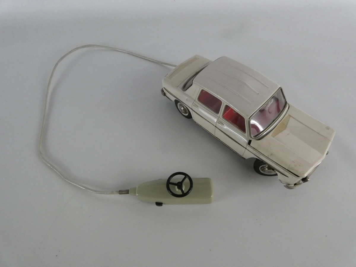 Vintage speelgoedauto Renault R8 - foto 2