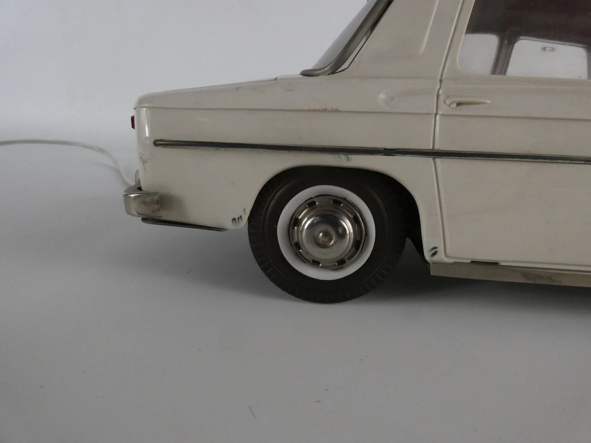 Vintage speelgoedauto Renault R8 - foto 4
