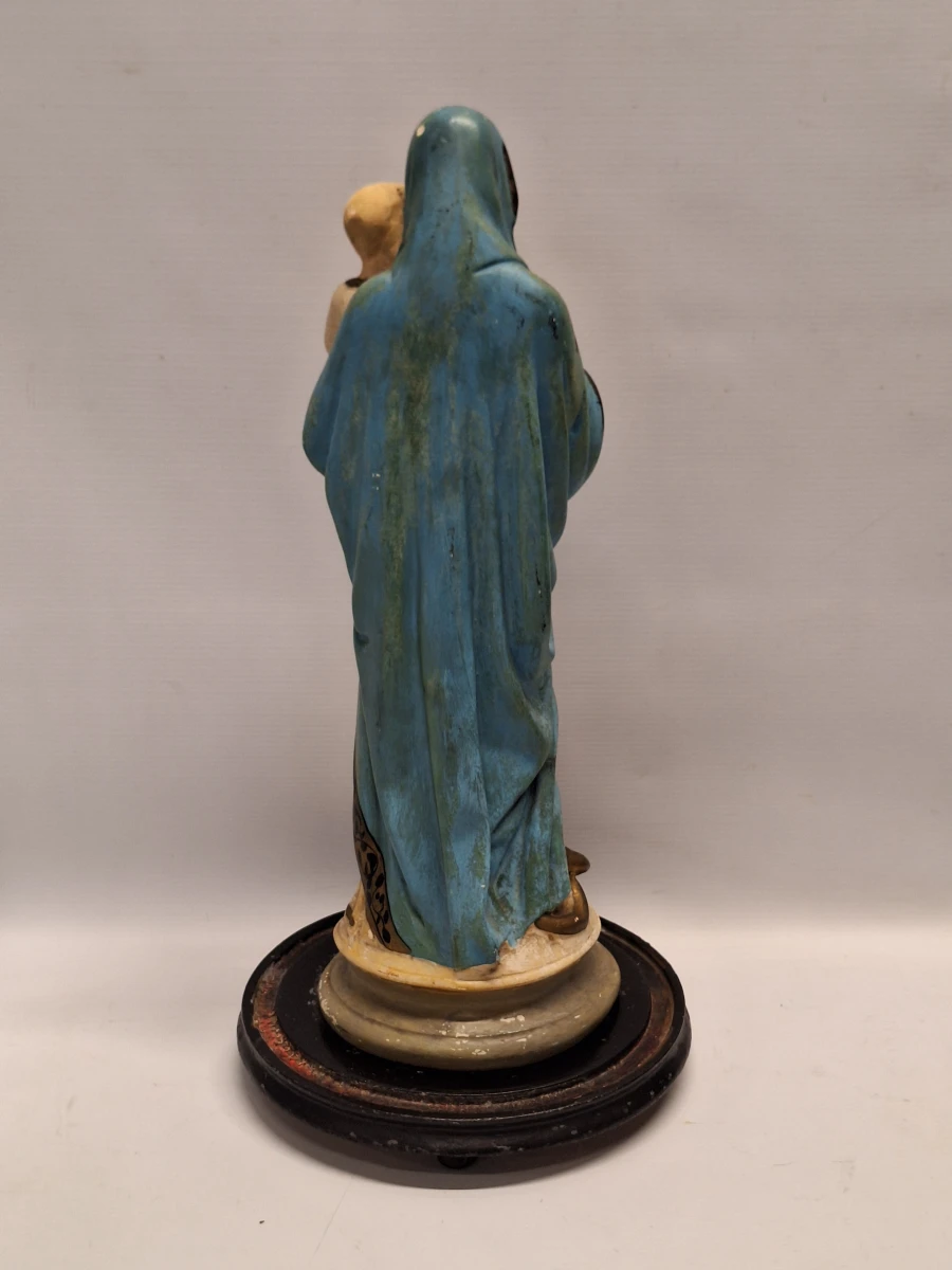 2 religieuze beelden waaronder Art Deco Maria buste en Madonna met kind onder glazen stolp - foto 17