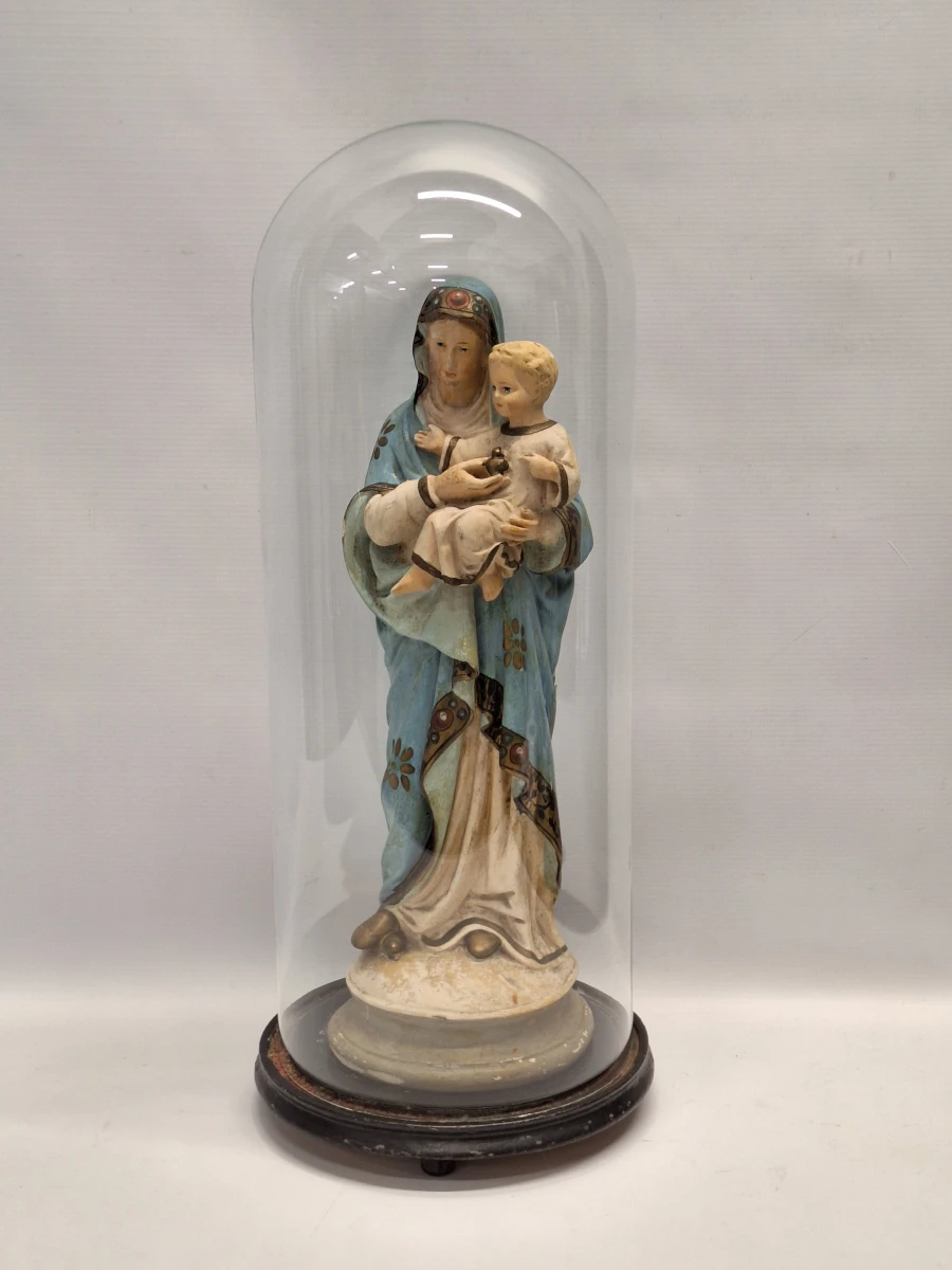 2 religieuze beelden waaronder Art Deco Maria buste en Madonna met kind onder glazen stolp - foto 10