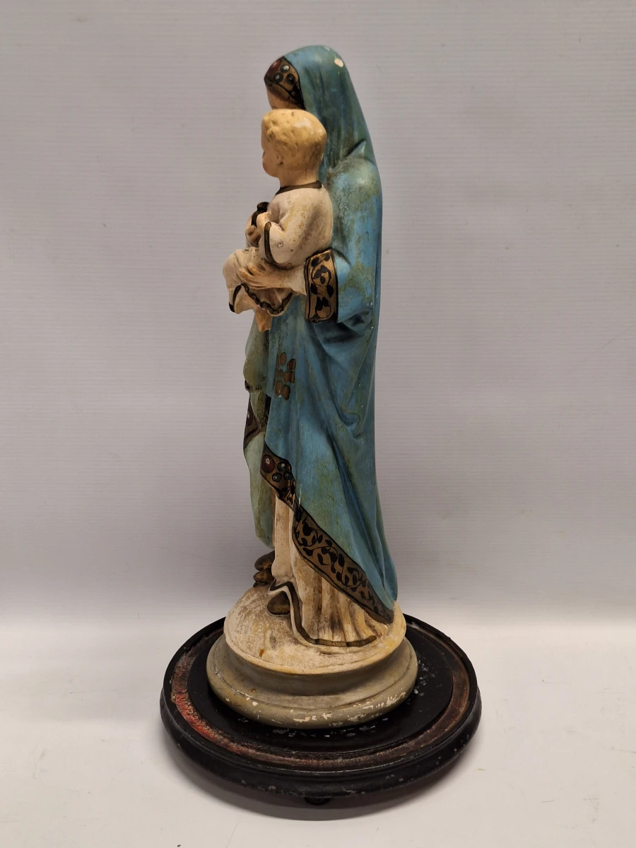 2 religieuze beelden waaronder Art Deco Maria buste en Madonna met kind onder glazen stolp - foto 16