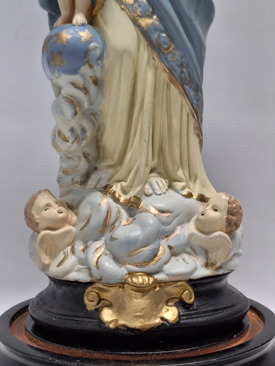 Religieus gipsen beeld van Onze-Lieve-Vrouw van de Overwinning onder mondgeblazen stolp - foto 4