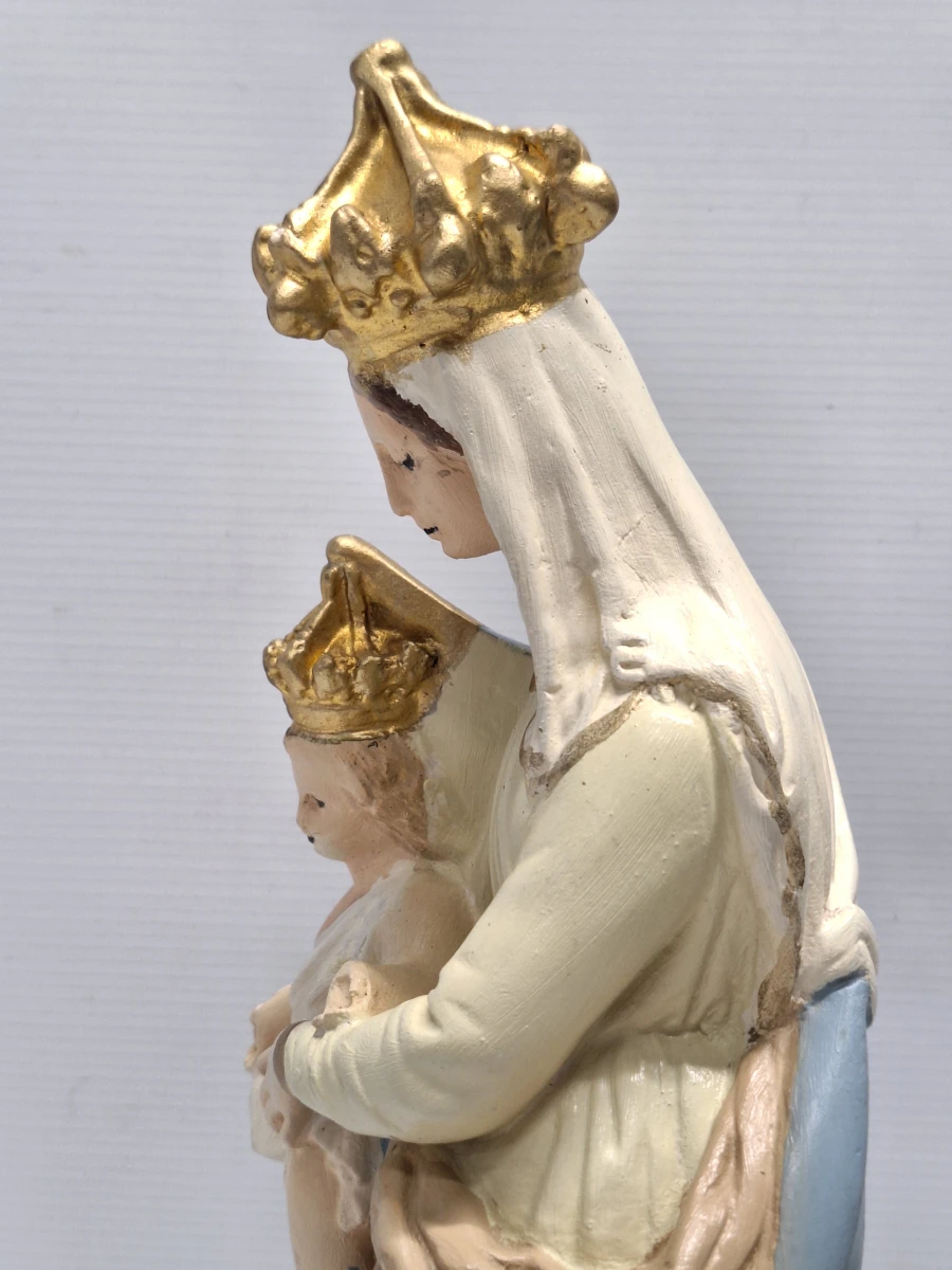 Religieus gipsen beeld van Onze-Lieve-Vrouw van de Overwinning onder mondgeblazen stolp - foto 9