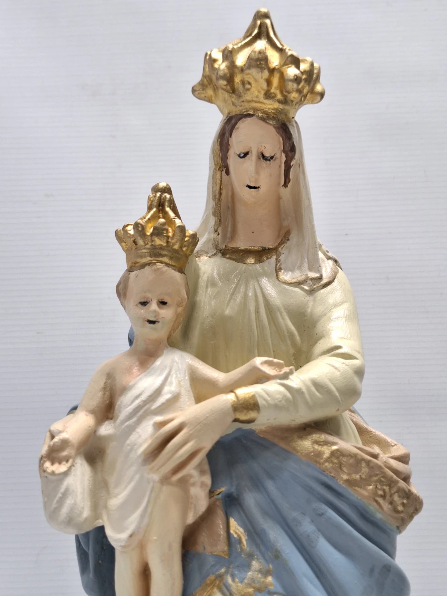 Religieus gipsen beeld van Onze-Lieve-Vrouw van de Overwinning onder mondgeblazen stolp - foto 7