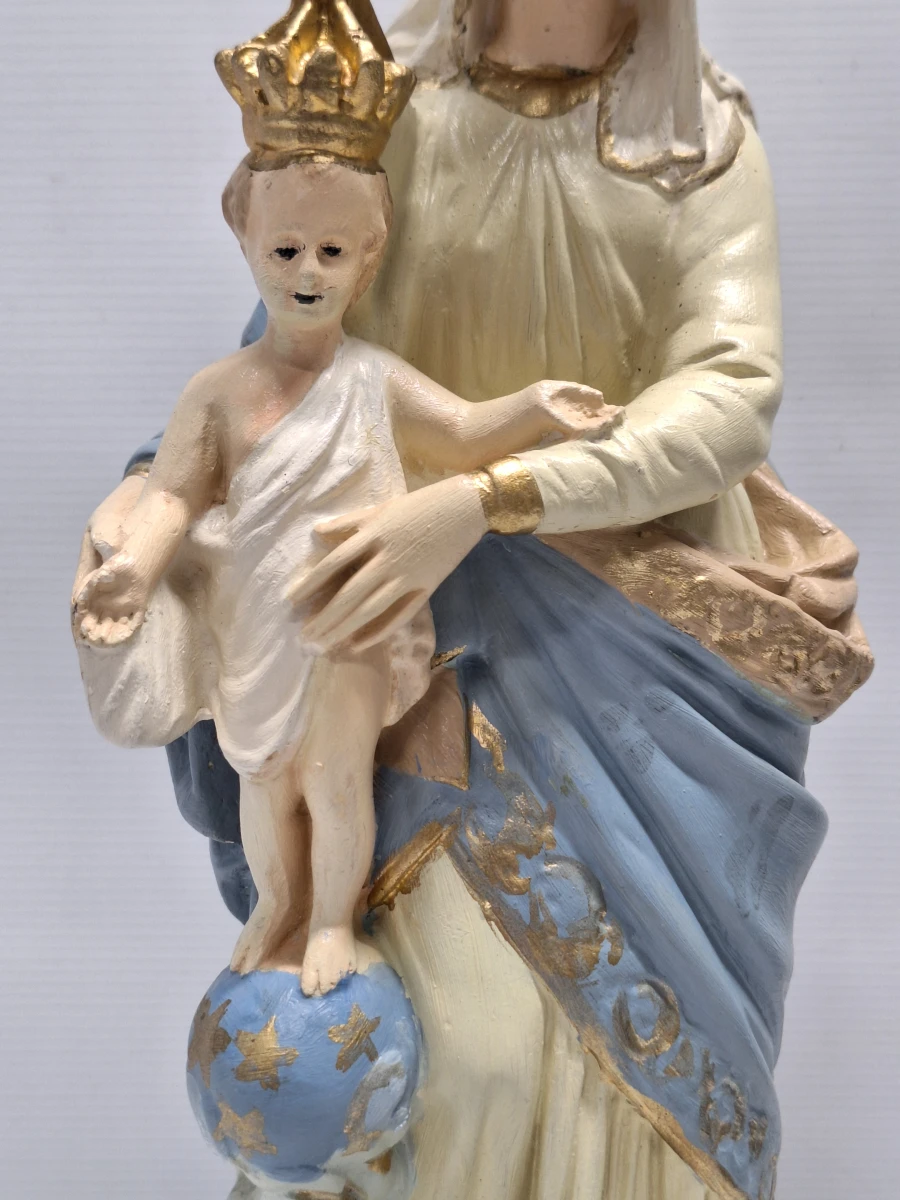 Religieus gipsen beeld van Onze-Lieve-Vrouw van de Overwinning onder mondgeblazen stolp - foto 5