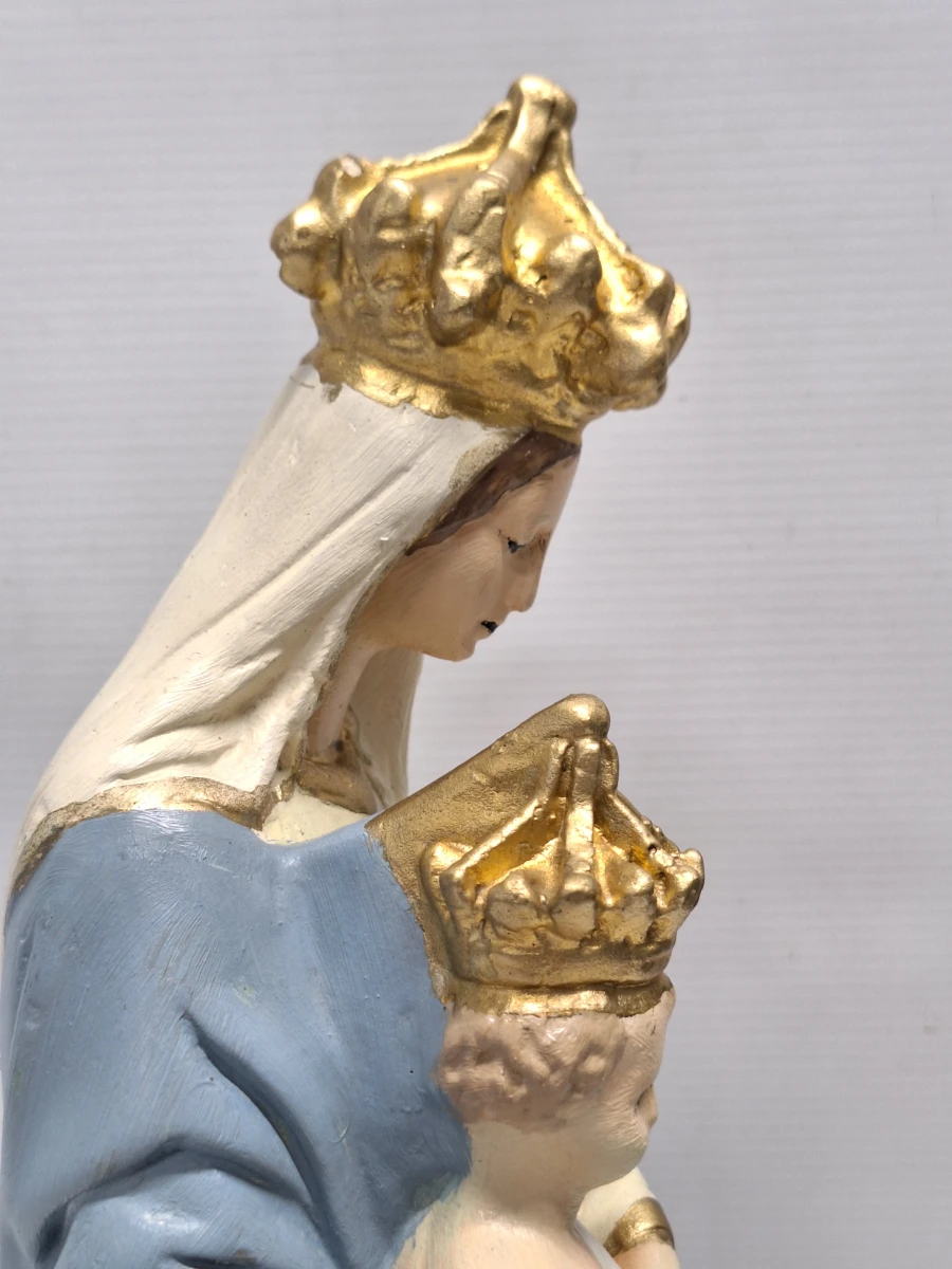 Religieus gipsen beeld van Onze-Lieve-Vrouw van de Overwinning onder mondgeblazen stolp - foto 13