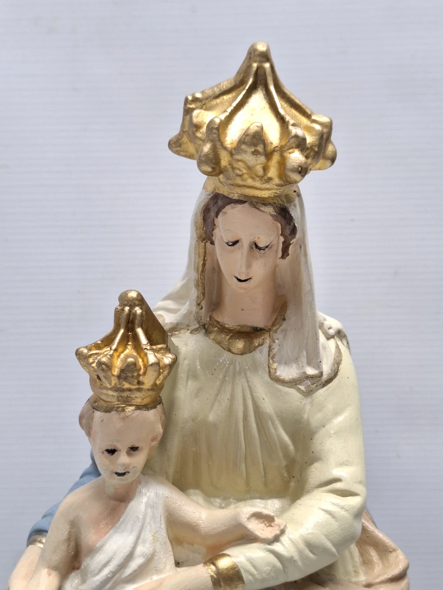 Religieus gipsen beeld van Onze-Lieve-Vrouw van de Overwinning onder mondgeblazen stolp - foto 6