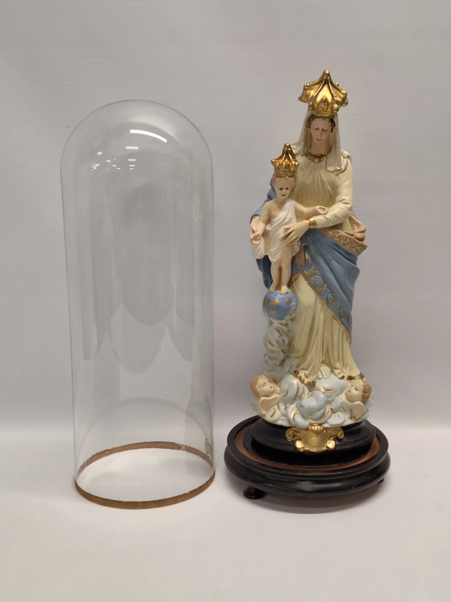 Religieus gipsen beeld van Onze-Lieve-Vrouw van de Overwinning onder mondgeblazen stolp - foto 2