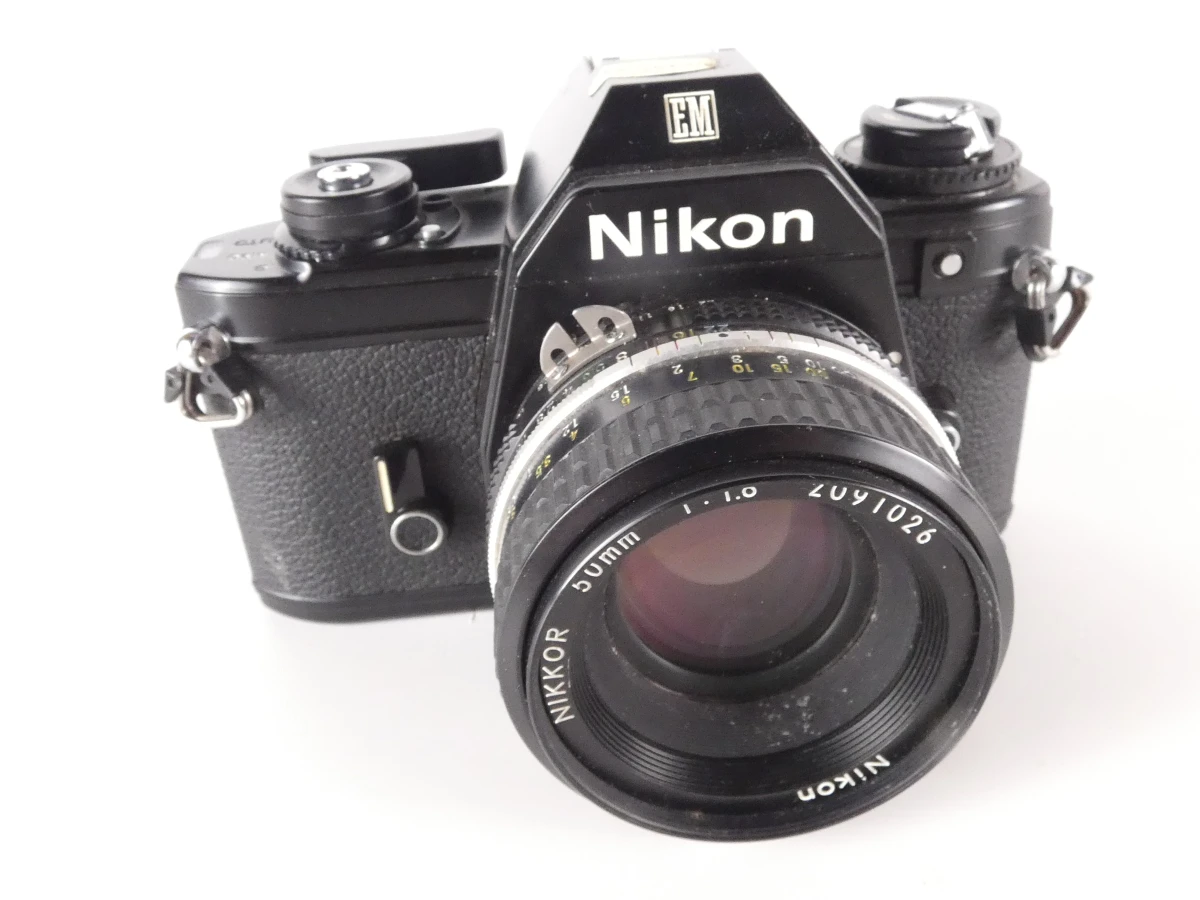 Vintage Nikon EM 35mm spiegelreflexcamera met Nikkor 50mm f/1.8-objectief – kavel bij De Kringwinkel, Heverlee