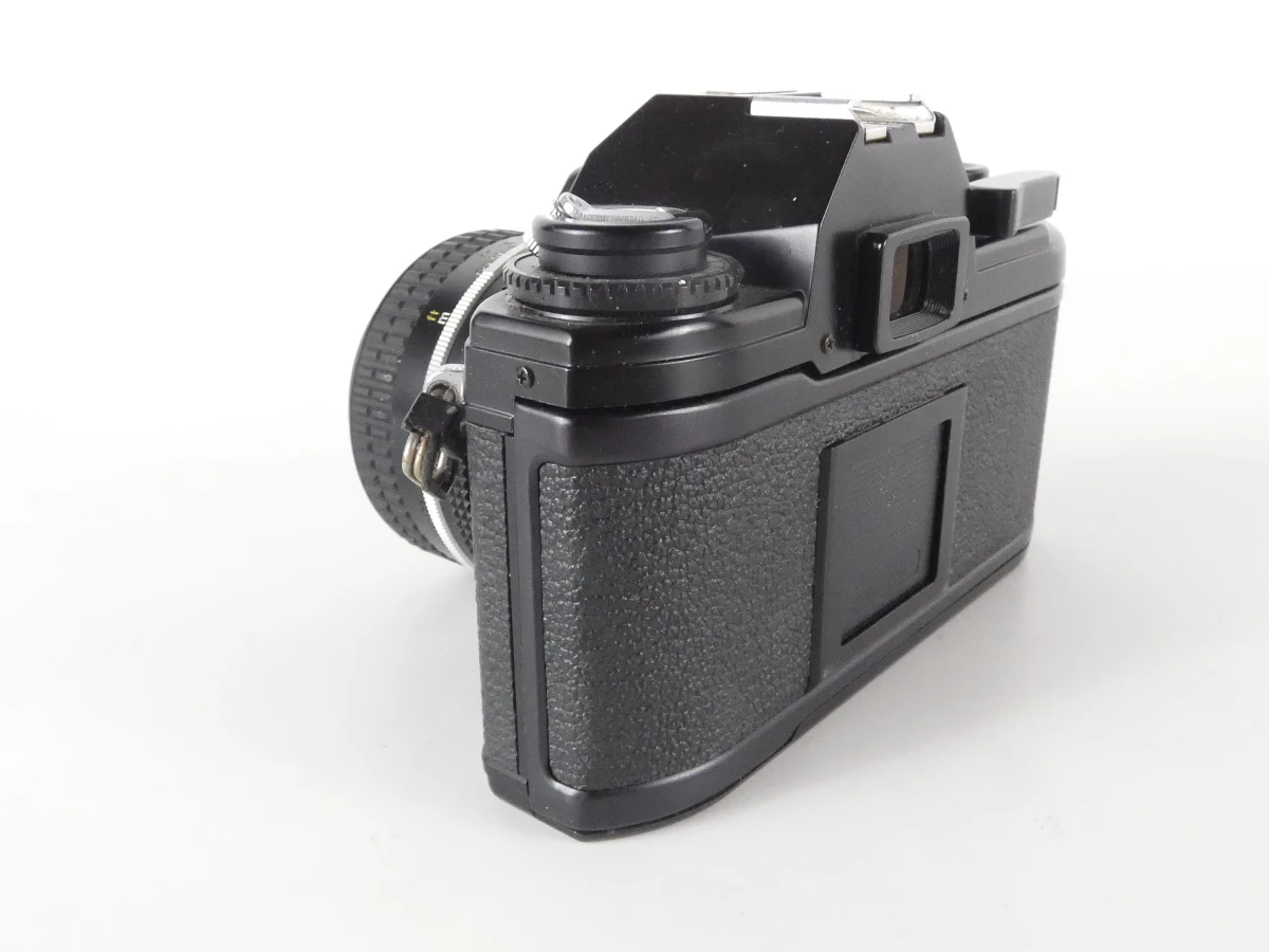 Vintage Nikon EM 35mm spiegelreflexcamera met Nikkor 50mm f/1.8-objectief - foto 2