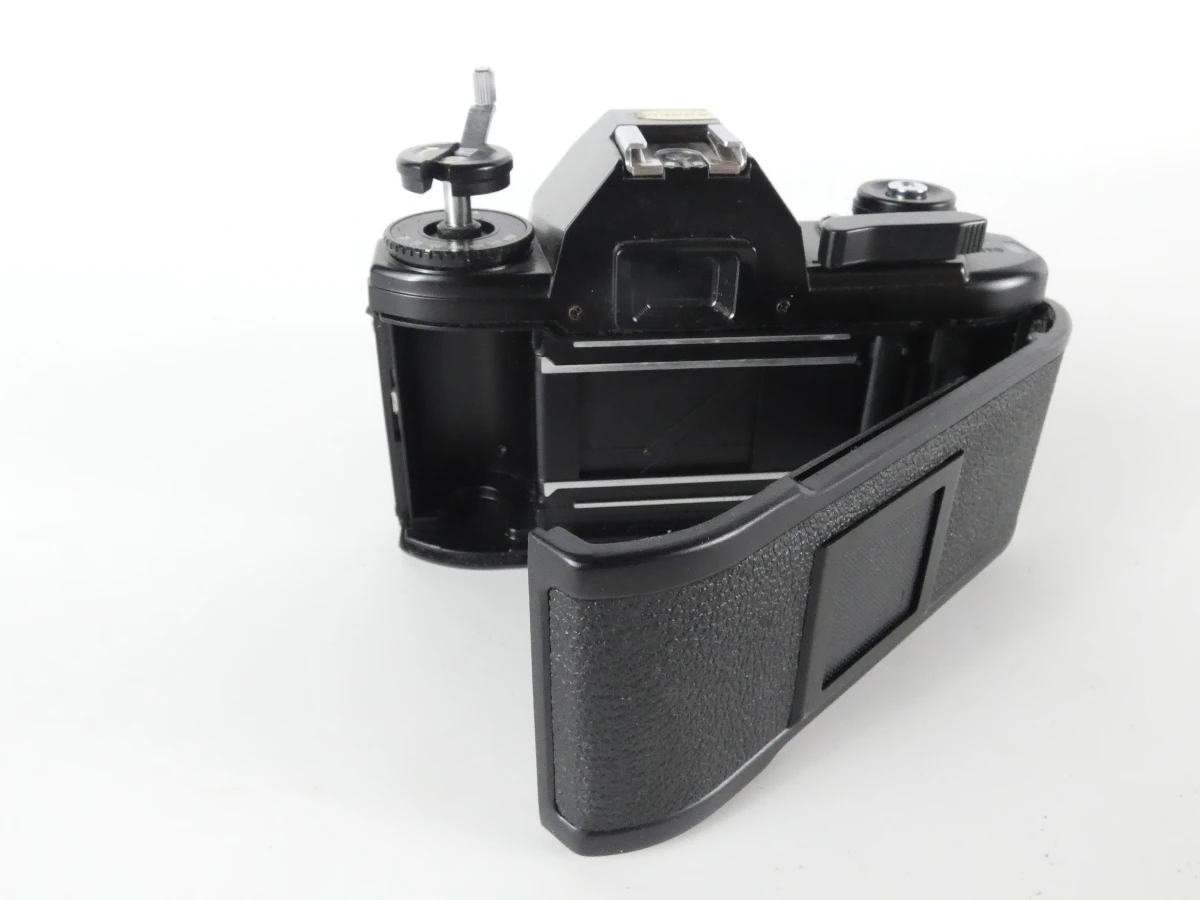 Vintage Nikon EM 35mm spiegelreflexcamera met Nikkor 50mm f/1.8-objectief - foto 3