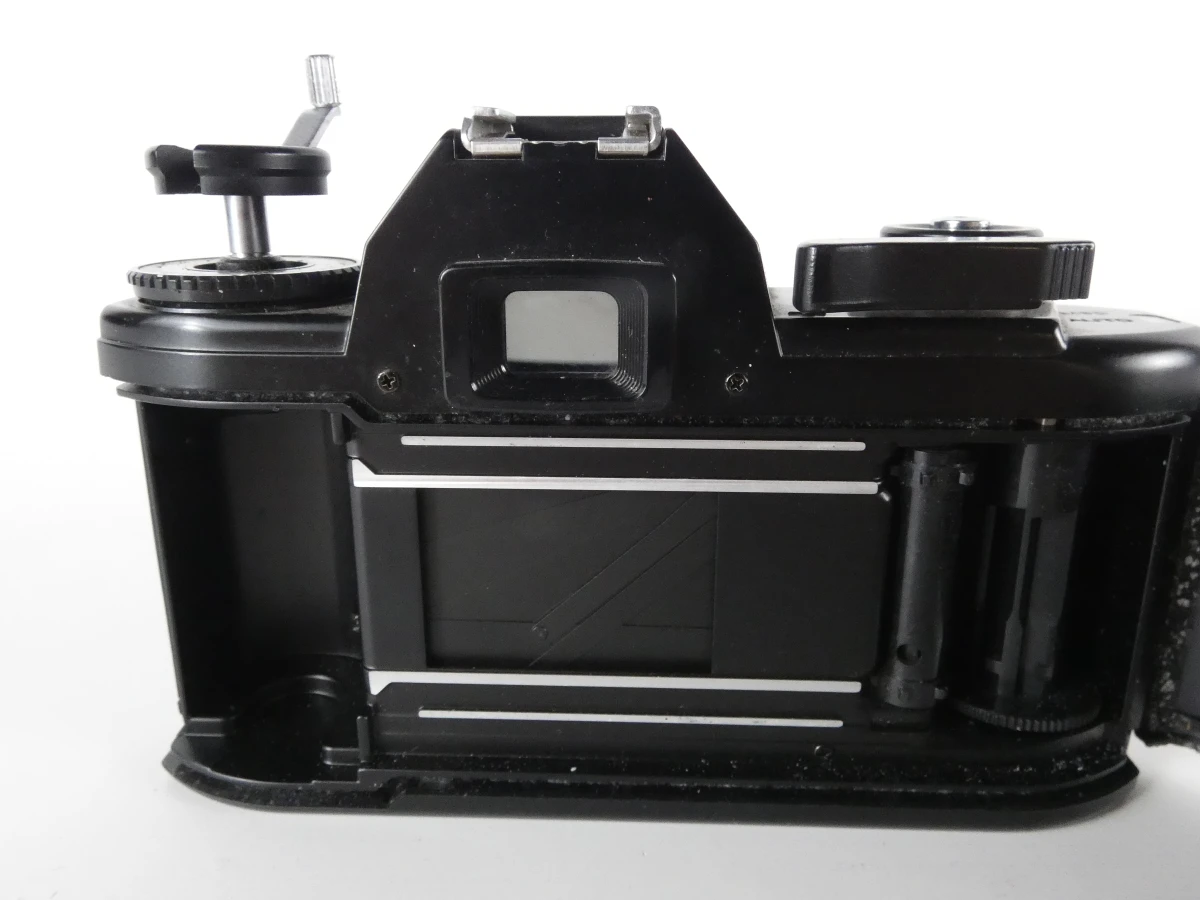 Vintage Nikon EM 35mm spiegelreflexcamera met Nikkor 50mm f/1.8-objectief - foto 4