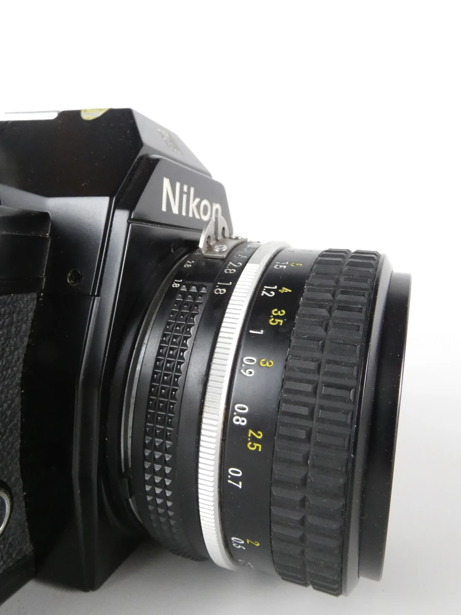 Vintage Nikon EM 35mm spiegelreflexcamera met Nikkor 50mm f/1.8-objectief - foto 5