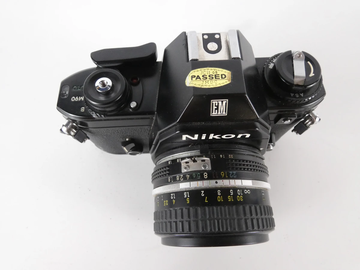 Vintage Nikon EM 35mm spiegelreflexcamera met Nikkor 50mm f/1.8-objectief - foto 7
