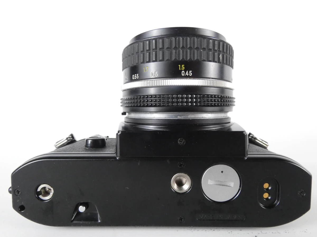 Vintage Nikon EM 35mm spiegelreflexcamera met Nikkor 50mm f/1.8-objectief - foto 8