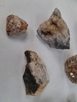 Stenen, mineralen en een fossiel - foto 3
