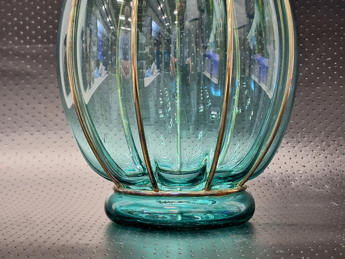 Vintage turquoise glazen vaas in Murano-stijl met metalen frame - foto 3