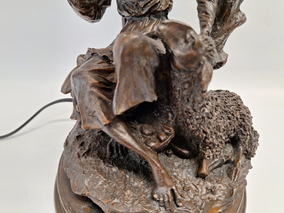 Figurale Art Nouveau-stijl tafellamp - Herderin met schaap en bloemvormige kap - foto 10